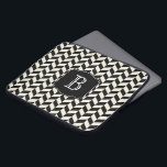 Funda Para Portátil Patrón de hueso de arenisca negro y blanco con mon<br><div class="desc">Un atractivo diseño de chevron de herringbone en blanco y negro con monograma personalizado que puede editar con su texto inicial u otro deseado. Proteja su portátil o dispositivo de tablet con estilo.</div>