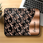 Funda Para Portátil Patrón de Hummingbird Rosa Oro Negro<br><div class="desc">Este diseño presenta un patrón de colibrí metálico de rosa de moda sobre un fondo negro a la izquierda, y una imagen de Relieve metalizado de imitación de oro rosa a la derecha en forma de ola bordeada de purpurina de imitación de oro rosa. Personalízalo con tu nombre o monograma...</div>