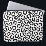 Funda Para Portátil Patrón de impresión de animales del Leopardo Blanc<br><div class="desc">Este moderno y elegante diseño de la huella animal es perfecto para la moderna y elegante moda. Cuenta con una estampa de leopardo blanco y negro dibujada a mano. Es elegante, moda, simple y de moda. ***NOTA DE DISEÑO IMPORTANTE: Para cualquier solicitud de diseño personalizado, como solicitudes de productos coincidentes,...</div>