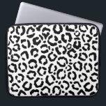 Funda Para Portátil Patrón de impresión de animales del Leopardo Blanc<br><div class="desc">Este moderno y elegante diseño de la huella animal es perfecto para la moderna y elegante moda. Cuenta con una estampa de leopardo blanco y negro dibujada a mano. Es elegante, moda, simple y de moda. ***NOTA DE DISEÑO IMPORTANTE: Para cualquier solicitud de diseño personalizado, como solicitudes de productos coincidentes,...</div>