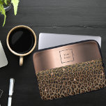 Funda Para Portátil Patrón de leopardo del logotipo metal negro de bro<br><div class="desc">Elegante,  glamuroso y femenino con estampado de leopardo marrón y negro,  decorado con confeti dorado. Una gran banda falsa metálica de bronce. Plantilla para su propio negocio,  logotipo de la empresa. ¡Perfecto para una empresaria!</div>