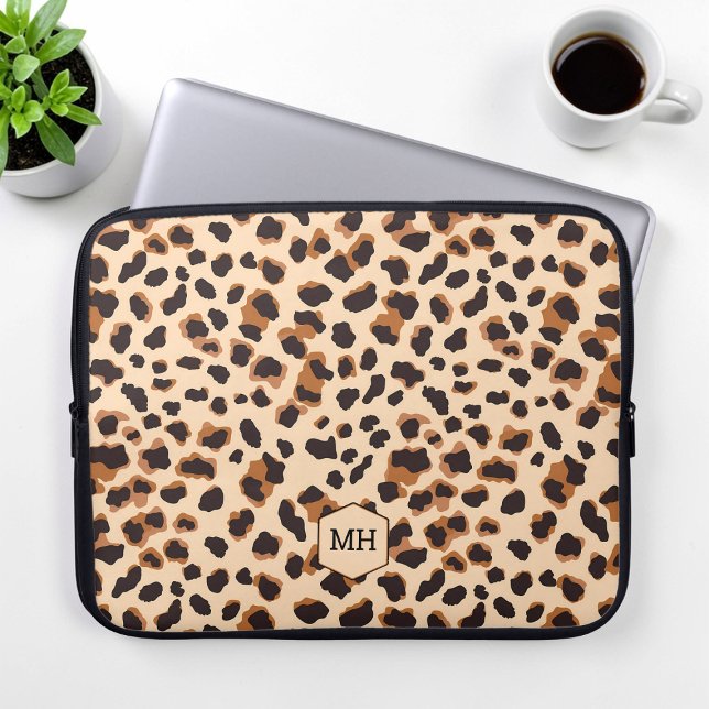 Funda Para Portátil Patrón de leopardo Monograma Moda marrón Iniciales (Leopard Pattern Monogram Brown Chic Initials Laptop Sleeve)
