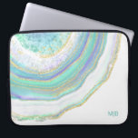 Funda Para Portátil Patrón de mármol Aqua Purple Agate y monograma<br><div class="desc">Una elegante funda portátil de diseño con un diseño de piedra de mármol agate en el agua pastel femenina, violeta, azul y dorado. Se incluye una plantilla de texto para personalizar con el monograma u otro texto deseado. También puede eliminar el monograma de ejemplo si desea ordenar el elemento sin...</div>