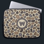 Funda Para Portátil Patrón de monograma de la Roca de Pebble<br><div class="desc">Este diseño original de patrones presenta un gráfico abstracto de guijarros negros y grises / piedras / rocas sobre un fondo marrón claro. También hay un espacio circular para añadir su monograma. Es un gran diseño para cualquiera que busque una textura sutil que recuerda a una pasarela o al paisaje...</div>