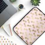 Funda Para Portátil Patrón de piña dorada<br><div class="desc">Diseño de moda de piñas de estilo mosaico recubiertas de una textura dorada brillante. Este patrón artístico de piñas dibujadas a mano es elegante,  bonito y simple. Personalizar esta obra de arte con tu nombre e inicial,  incluso cambia el color de fondo a cualquier cosa imaginable!</div>