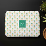 Funda Para Portátil Patrón de piñas monogramadas<br><div class="desc">Diseño de patrones de piñas coloridas y divertidas.</div>