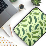 Funda Para Portátil Patrón de punción de enrollamiento de mano<br><div class="desc">Este patrón es como un gran eneldo ;) incluye pepinillos de eneldo dibujados a mano, con detalles de las brotes de eneldo, colocados sobre un fondo verde brillante a la sombra de un zumo de piquete. Perfecto para los amantes de los piquetes y de la comida para añadir un toque...</div>