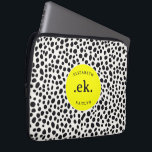 Funda Para Portátil Patrón de resumen de perros dálmatas Monograma ros<br><div class="desc">Proteja su portátil con estilo con la funda de portátil Monograma Rosa Caliente del patrón Resumen de Perros de Dalmacia. Con un moderno y lúdico diseño dálmata con audaces puntos en blanco y negro y un vibrante acento rosa caliente, esta manga le añade un toque de personalidad a su equipo...</div>