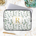 Funda Para Portátil Patrón Eucalyptus Monograma<br><div class="desc">Presentamos nuestra funda de portátil Monograma Eucalyptus Pattern! Inspirado por la exuberante belleza de la naturaleza, este diseño botánico acuático presenta follaje y ramas. Admire la elegancia de la naturaleza con este estilo de inspiración floral que le da un toque de encanto a su cuarto de baño. Fantástico como regalo...</div>