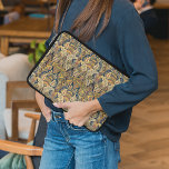 Funda Para Portátil Patrón floral anticuario de ficción de imitación c<br><div class="desc">Mantén tu nuevo dispositivo electrónico a salvo de las escorias y arañazos con este estuche protector de teléfono celular, hecho con un elegante tejido de tapiz colorido contemporáneo con aspecto de diseño de patrones florales. Hermosa, moderna y fresca cubierta para el trendsetter de moda y arte amante de las caderas,...</div>