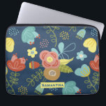 Funda Para Portátil Patrón floral colorido Azul oscuro personalizado<br><div class="desc">Patrón de flores coloridas en fondo azul oscuro con personalización opcional.</div>