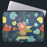 Funda Para Portátil Patrón floral colorido Azul oscuro personalizado<br><div class="desc">Patrón de flores coloridas en fondo azul oscuro con personalización opcional.</div>