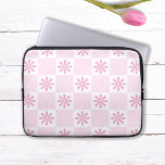 Funda Para Portátil Patrón floral de chequeo rosa retro<br><div class="desc">Este Patrón Floral Retro Checkered es un diseño mínimo,  pero juguetón. ¡Pon tu retro en este divertido y moderno impreso!</div>