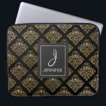 Funda Para Portátil Patrón floral rosa y Relieve metalizado dorado Mon<br><div class="desc">Patrón floral rosa,  negro y falso Relieve metalizado dorado Funda elegante monograma. Este funda se puede personalizar para incluir su nombre inicial y completo.</div>