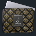 Funda Para Portátil Patrón floral rosa y Relieve metalizado dorado Mon<br><div class="desc">Patrón floral rosa,  negro y falso Relieve metalizado dorado Funda elegante monograma. Este funda se puede personalizar para incluir su nombre inicial y completo.</div>