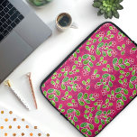 Funda Para Portátil Patrón Foliage de Cranberry Festial, Fuchsia<br><div class="desc">Un vibrante y alegre estampado festivo de arándanos rojos dibujados a mano digitalmente en sus tallos con hojas verdes, ambientado en un vívido fondo de fucsia. Cada arándano y las hojas están coloreadas en una textura acuarela para un toque artesanal con un ambiente acogedor y hogareño. Este establecimiento tiene un...</div>