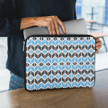Funda Para Portátil Patrón geométrico de hueso de arenisca azul modern<br><div class="desc">Esta manga portátil presenta un patrón geométrico de arenque colorido en azul,  gris oscuro y blanco.</div>