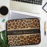 Funda Para Portátil Patrón leopardo Marrón y Relieve metalizado dorado<br><div class="desc">Encienda su tecnología con nuestro patrón Leopard Marrón y Relieve metalizado dorado Stripe Nombre Portátil Sleeve! Proteja su portátil con estilo con este lujoso y moda manga portátil. Con un sofisticado patrón de piel de leopardo de bronce marrón y un glamoroso Relieve metalizado dorado y rayas marrones, esta manga puede...</div>