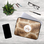 Funda Para Portátil Patrón moderno de jirafa con monograma y nombre<br><div class="desc">Un monograma moderno y una etiqueta con un patrón de jirafa en una manga portátil.</div>