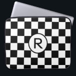 Funda Para Portátil Patrón negro y blanco controlado con monograma<br><div class="desc">El audaz patrón de tablero de ajedrez en blanco y negro presenta un círculo blanco delineado en negro que contiene un monograma de personalizable. Agregue su número inicial o un número en la barra lateral para personalizarlo. El patrón geométrico está hecho de filas de cuadrados blancos y negros alternantes. Para...</div>