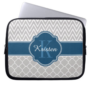 Funda Para Portátil Patrón Quatrefoil de Chevron gris Monograma azul