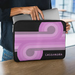 Funda Para Portátil Patrón retro negro rosa pastel brillante personali<br><div class="desc">Si está buscando un mango para portátil que pueda proteger su portátil y mostrar su estilo, puede que desee comprobar este manguito para portátil de personalizable. Esta manga presenta un bonito fondo negro en el que predominan los círculos geométricos y líneas de color violeta pastel, de color oscuro, medio y...</div>