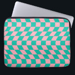 Funda Para Portátil Patrón verde rosado del tablero de cheques retro<br><div class="desc">Cheques retorcidos de Guay de color verde pastel y rosa pastel. Un bonito diseño psicodélico retro que te lleva a la maravillosa tierra. Tablero de ajedrez torcido,  ondulado,  rayado,  chequeos deformados,  tapa de la funda de la laptop preppy de la habitación dormitorio con doble a cuadros.</div>