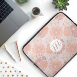 Funda Para Portátil Patrón y monograma de flor de oro Rosa<br><div class="desc">Un patrón de flores polvorientas de color rosa mezcladas con flores más grandes. Las flores más grandes tienen una sutil textura purpurinoso de oro rosa. Este patrón floral abstracto se repite infinitamente para que pueda cambiar el tamaño para cambiar el aspecto del diseño. Este patrón es sutil, bonito y moderno...</div>
