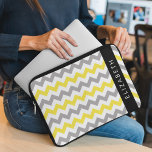 Funda Para Portátil Patrón Zigzag, Patrón Chevron, Amarillo, Su Nombre<br><div class="desc">Elegante,  elegante y sofisticado zigzag (chevron) de color amarillo,  gris y blanco. Regalo moderno y moderno,  perfecto para el amante del zigzag en tu vida. Personalice agregando su nombre,  apodo,  monograma o iniciales.</div>