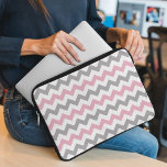 Funda Para Portátil Patrón Zigzag, patrón Chevron, rosa, gris<br><div class="desc">Elegante,  elegante y sofisticado zigzag (chevron) de color rosa,  gris y blanco. Regalo moderno y moderno,  perfecto para el amante del zigzag en tu vida.</div>