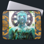 Funda Para Portátil Paz Estatua de Buda Turquesa Estatua de Oro Mosaic<br><div class="desc">"Paz". Afortunadamente descubrí esta estatua de Buda asiático en un exuberante jardín hawaiano, exuberante paz y soledad. Tómate un momento para relajarte mientras usas esta manga especial neoprene para ordenador portátil. Esta funda portátil tiene tres tamaños: 15", 13" y 10. ¡Hace un gran regalo edificante y inspirador! Usted puede personalizar...</div>