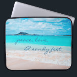 Funda Para Portátil Peace Love Sandy Feet Hawaii Tropical Beach Photo<br><div class="desc">"Paz, amor y pies arenosos". Recuerde el fresco olor a sal del aire del océano cada vez que utilice esta impresionante manga de neopreno con fotos de colores vivos. Explora y explora la soledad de una playa hawaiana vacía. Esta funda portátil tiene tres tamaños: 15", 13" y 10". Hace un...</div>