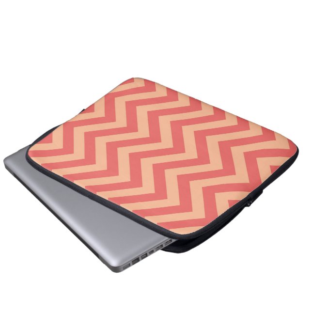 Funda Para Portátil Peach Fuzz y Cranberry Chevron (Inferior anverso)