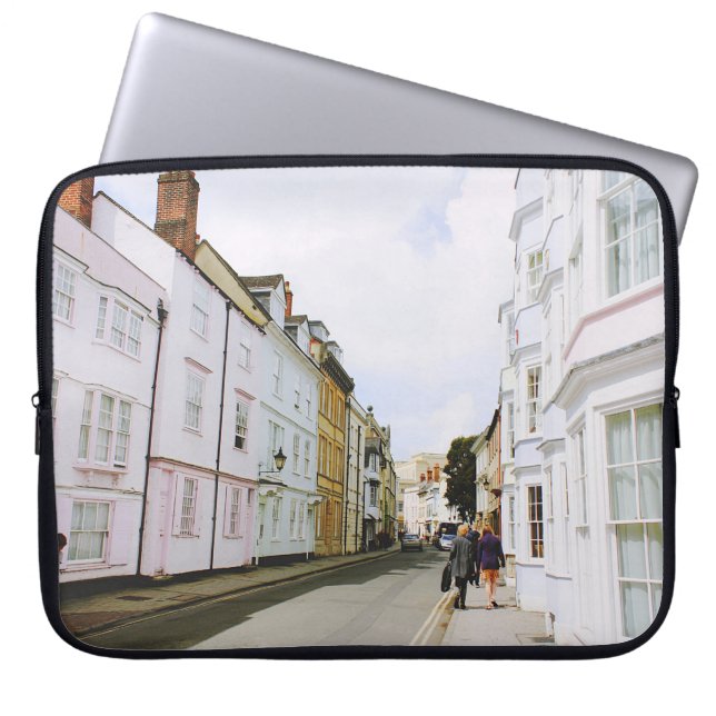 FUNDA PARA PORTÁTIL PEOPLE WALKING ON SIDEWALK BESIDE BUILDING AND ROA (Frente)