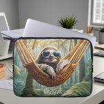 Funda Para Portátil Pereza divertida con gafas de sol en una hamaca<br><div class="desc">Esta manga fría para un ordenador portátil presenta una pereza divertida con gafas de sol relajándose en una hamaca en la jungla. Idea de regalo personalizable para él en cualquier ocasión.</div>