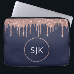 Funda Para Portátil Perforaciones de Purpurina de oro del Rosa azul de<br><div class="desc">Girly Rubor Pink - Rosa de Oro y Faux Azul de la Marina Drips Purpurinas y Sparkle Elegant Monogrammed Initials Funda. Este funda se puede personalizar para incluir su nombre inicial y su nombre de pila.</div>