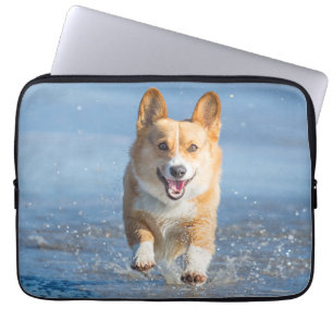 Funda Para Portátil Perro del Corgi Galés del Pembroke que corre en l