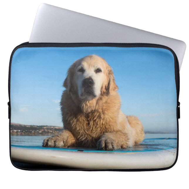 Funda Para Portátil Perro del golden retriever que pone en un tablero (Frente)
