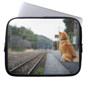 Funda Para Portátil Perro sentado en la estación de tren