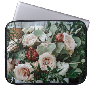 FUNDA PARA PORTÁTIL PERSONA CON BOUQUET DE FLORES ROJOS Y ROJOS