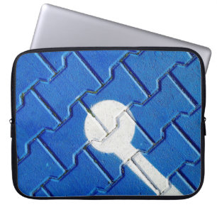 Funda Para Portátil Persona con carretillas marcadas en pavimento mora