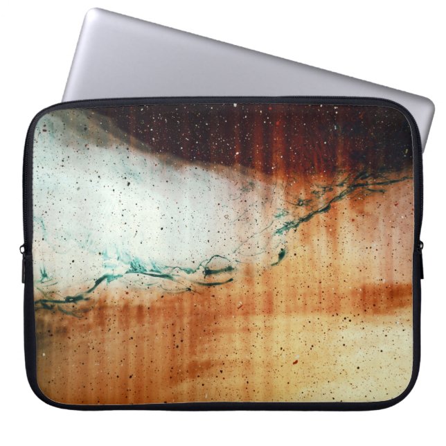 Funda Para Portátil Persona con chancletas negras sobre arena marrón (Frente)