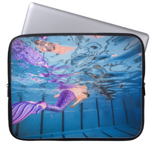 Funda Para Portátil Persona con pantalones morados tirada en hamaca az