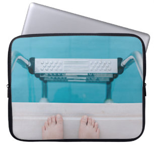 Funda Para Portátil Persona de pie en la escalera de la piscina