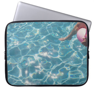 Funda Para Portátil Persona en la piscina