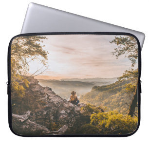FUNDA PARA PORTÁTIL PERSONA PARADA EN EL ACANTILADO CERCA DEL ÁRBOL EN