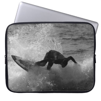 Funda Para Portátil Persona que practica surf en blanco y negro