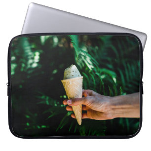 Funda Para Portátil Persona sosteniendo helado