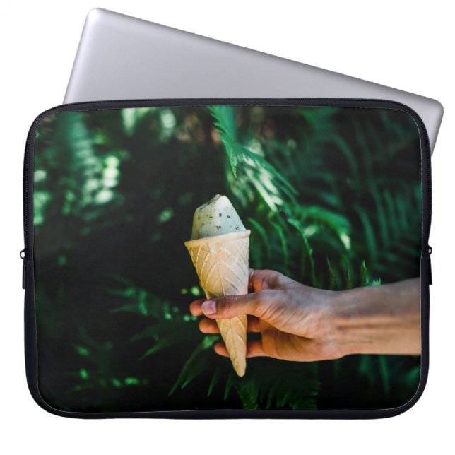 Funda Para Portátil Persona sosteniendo helado (Frente)