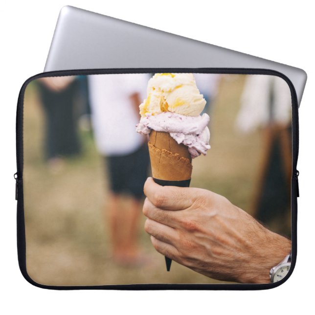 Funda Para Portátil Persona sosteniendo helado en el cono (Frente)
